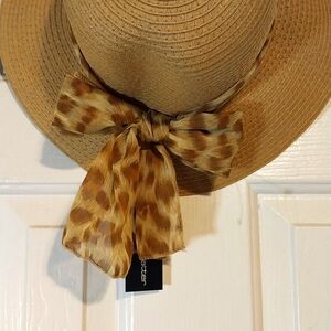 Women's hat with leopard print scarf detail